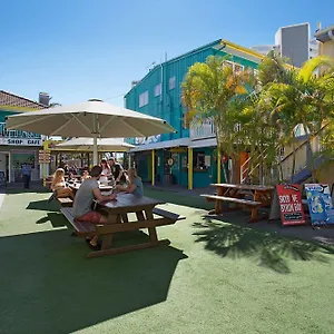  Hostel Backpackers In Paradise 18-35